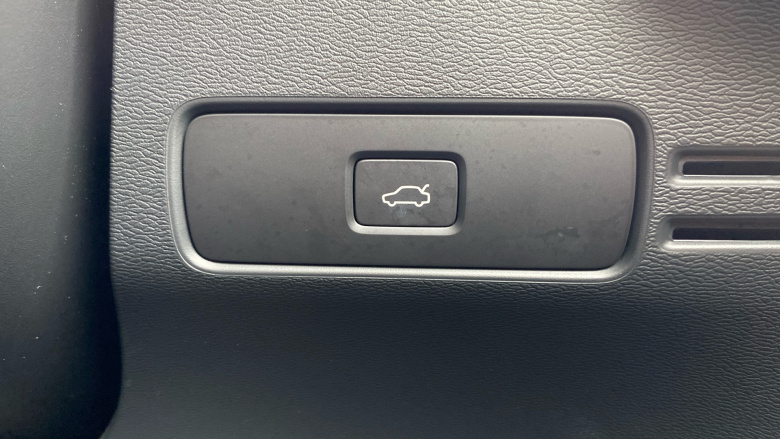 Volvo XC40 2.0 B4P Ultimate Dark 5dr Auto Petrol Estate